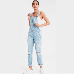American Eagle Girlfriend Overalls Distressed Light Wash Large